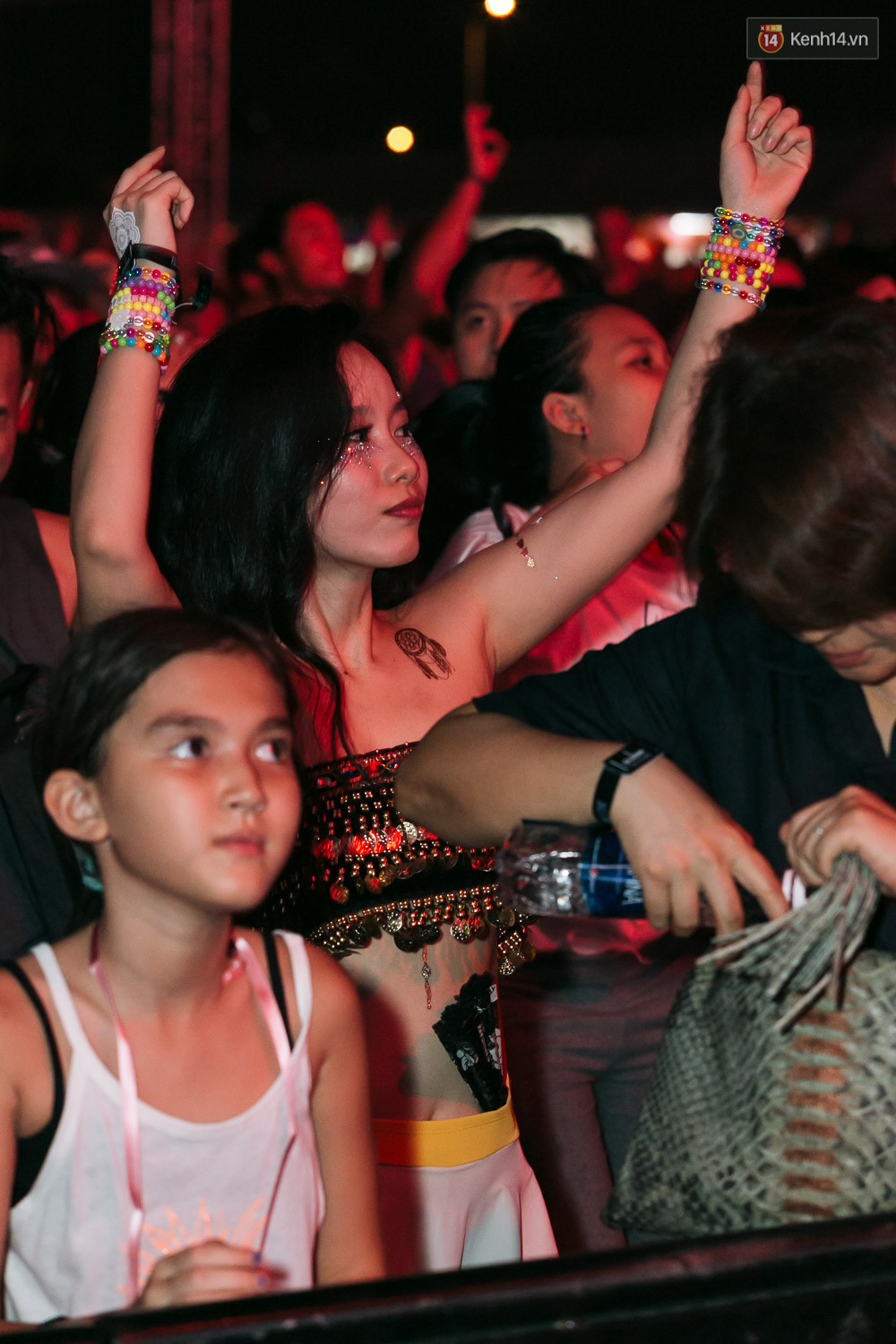 Cô gái gây tranh cãi khi mặc áo bra quẩy tại Tiesto Show vừa qua ở Hà Nội Cô gái gây tranh cãi khi mặc áo bra quẩy tại Tiesto Show vừa qua ở Hà Nội